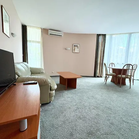 Palm Apartment *